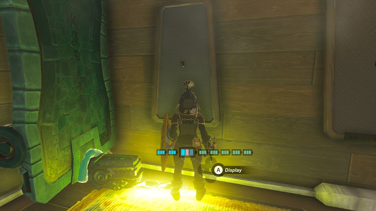 Link si trova di fronte a una vetrina ad arco mentre un emettitore di scosse colpisce i suoi piedi in Tears of the Kingdom.  Dal momento che indossa l'armatura di gomma, non importa.