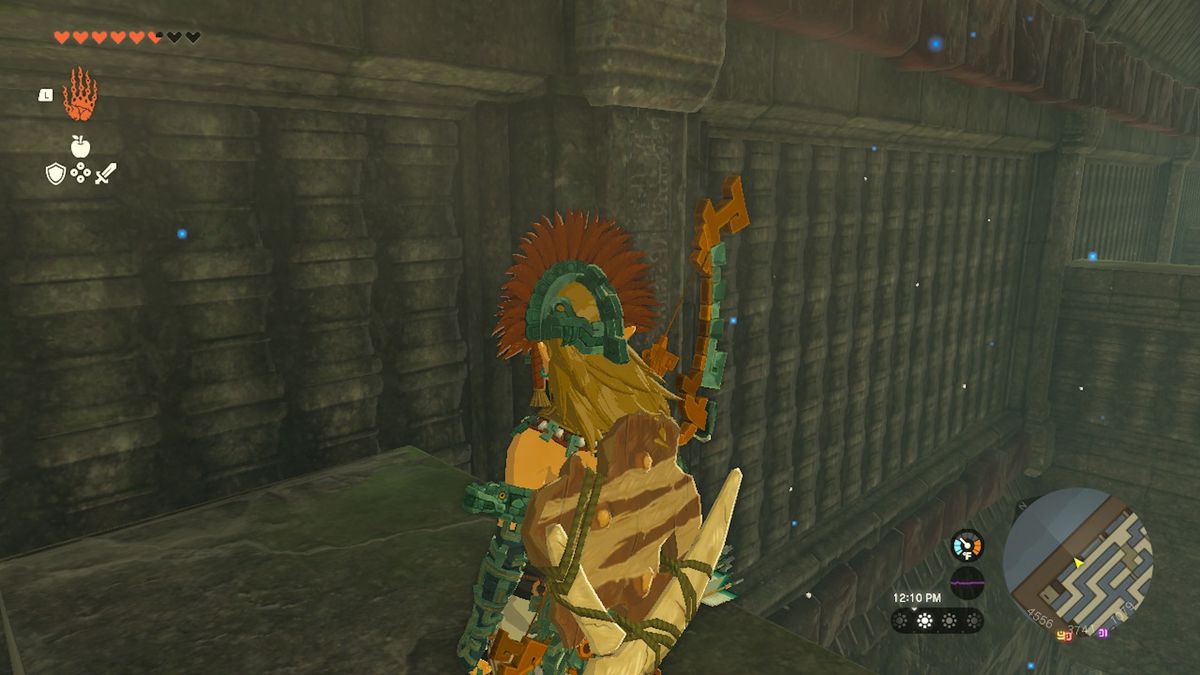 Link fissa un muro in un labirinto in Zelda Tears of the Kingdom.