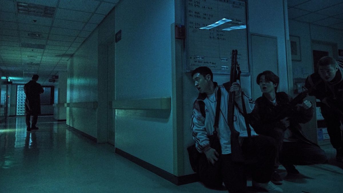 Tre giovani uomini (Lee Je-hoon, Ahn Jae-hong, Choi Woo-shik) armati si nascondono dietro un muro in un ospedale mentre vengono perseguitati da un misterioso uomo armato (Park Hae-soo) in Time to Kill)