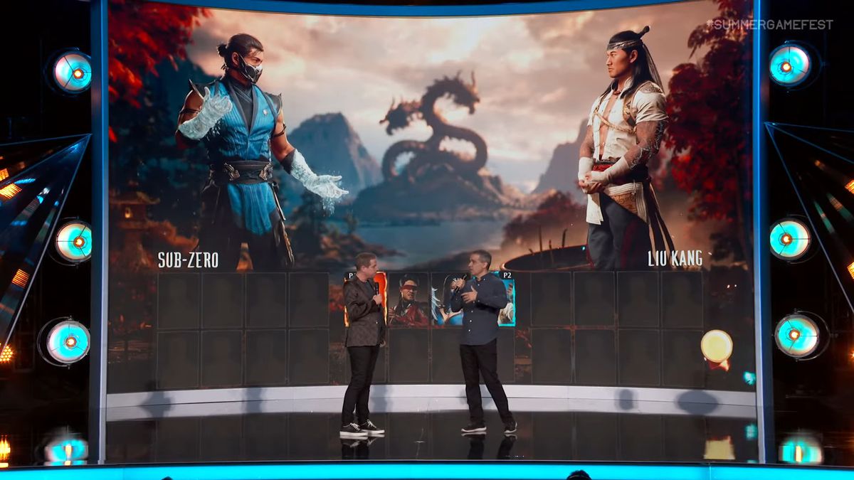 Geoff Keighley e Ed Boon chiacchierano davanti a uno schermo che mostra la schermata di selezione del personaggio di Mortal Kombat 1, con Sub-Zero e Liu Kang evidenziati, al Summer Game Fest