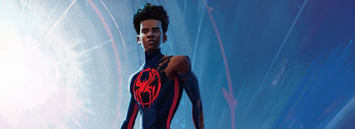 Miles Morales nel suo costume di Spider-Man di colore scuro, rimane smascherato, la spalla del suo costume strappata, guardando in basso mentre un enorme bagliore dell'obiettivo illumina il cielo dietro di lui in Across the Spider-Verse 