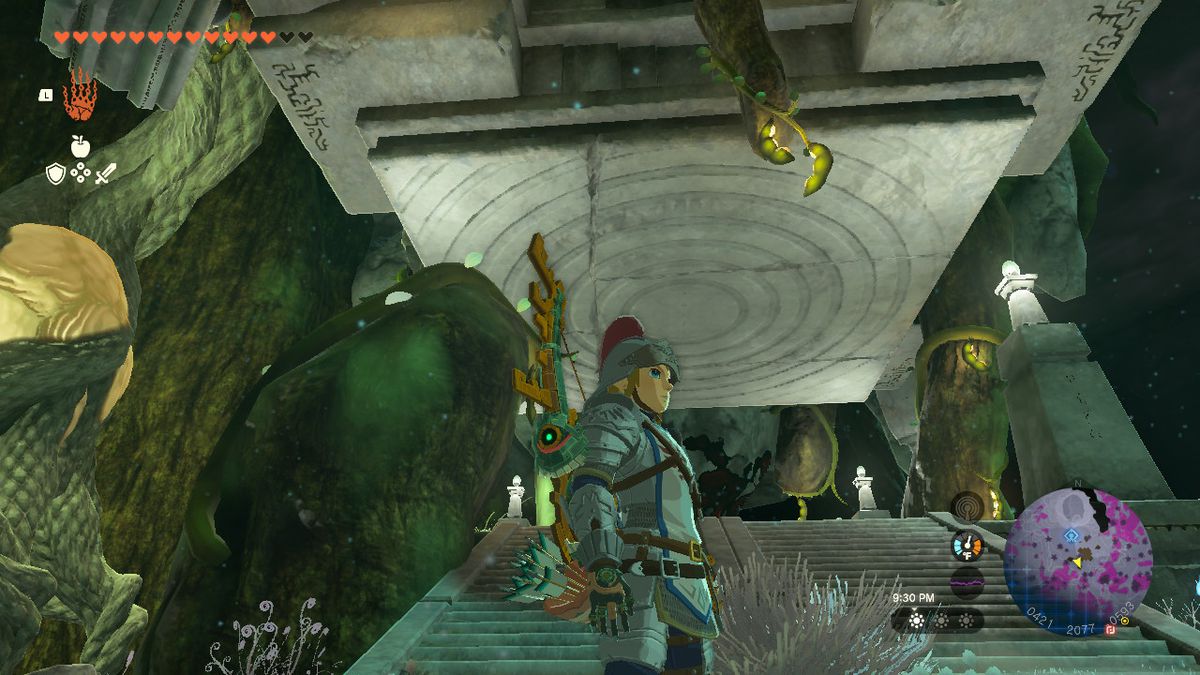 Link in piedi davanti a una piattaforma di pietra nelle profondità di Zelda: TOTK