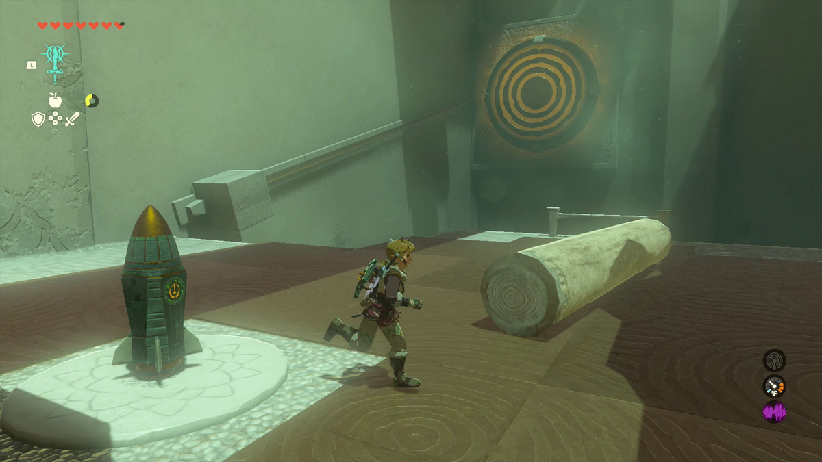 Link fa jogging intorno alla prima stanza del Santuario di Oshozan-u, che contiene un tronco, un razzo, una pietra fissata a un cursore sul muro e un grande bersaglio giallo su un muro adiacente