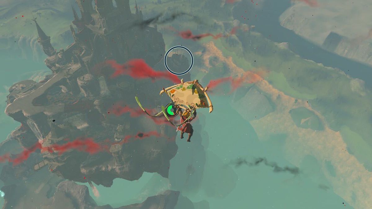 Link, con il suo parapendio fuori uso, si avvicina a un santuario sulla parte galleggiante del castello di Hyrule in Zelda: Tears of the Kingdom.  Il santuario è cerchiato per renderlo più facile da individuare. 