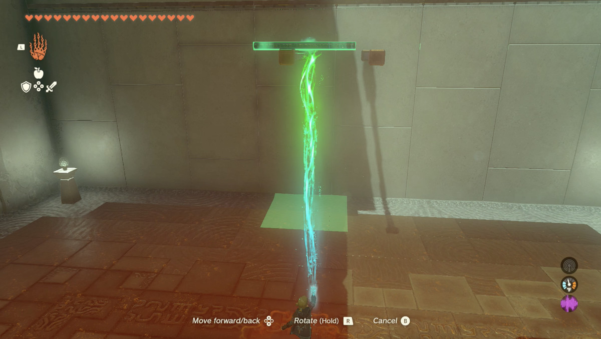 Link usa Ultrahand per posizionare un pannello di metallo sulle travi di supporto su un muro del santuario in Zelda: Tears of the Kingdom.