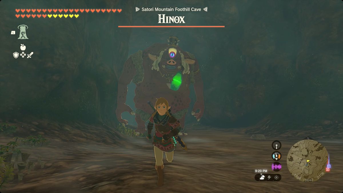The Legend of Zelda: Tears of the Kingdom Link che fugge da un Hinox con il cristallo del Santuario Usazum al collo all'interno della grotta ai piedi del Monte Satori