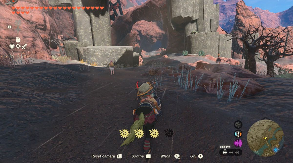 Link cavalca un cavallo verso la grotta del lago Intenoch in Zelda: Tears of the Kingdom