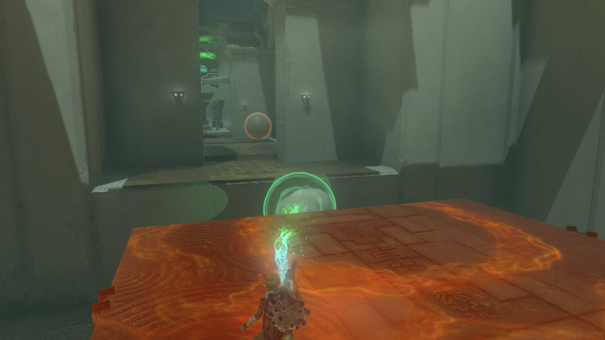 Link usando Ultrahand per muovere una palla gigante in un santuario in The Legend of Zelda: Tears of the Kingdom.
