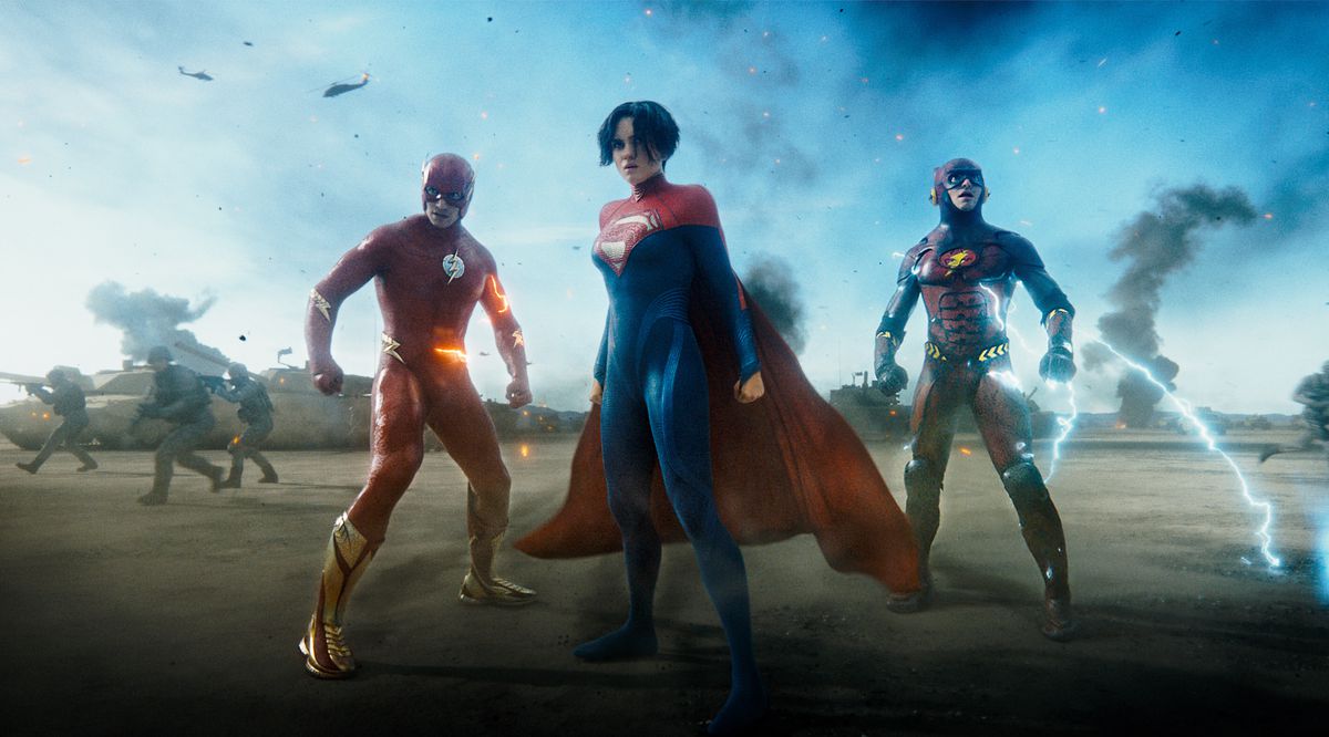 Supergirl si trova di fronte a Barry Allen e al suo io più giovane, ciascuno con il proprio costume di Flash, su un campo di battaglia circondato da soldati kryptoniani nel film The Flash