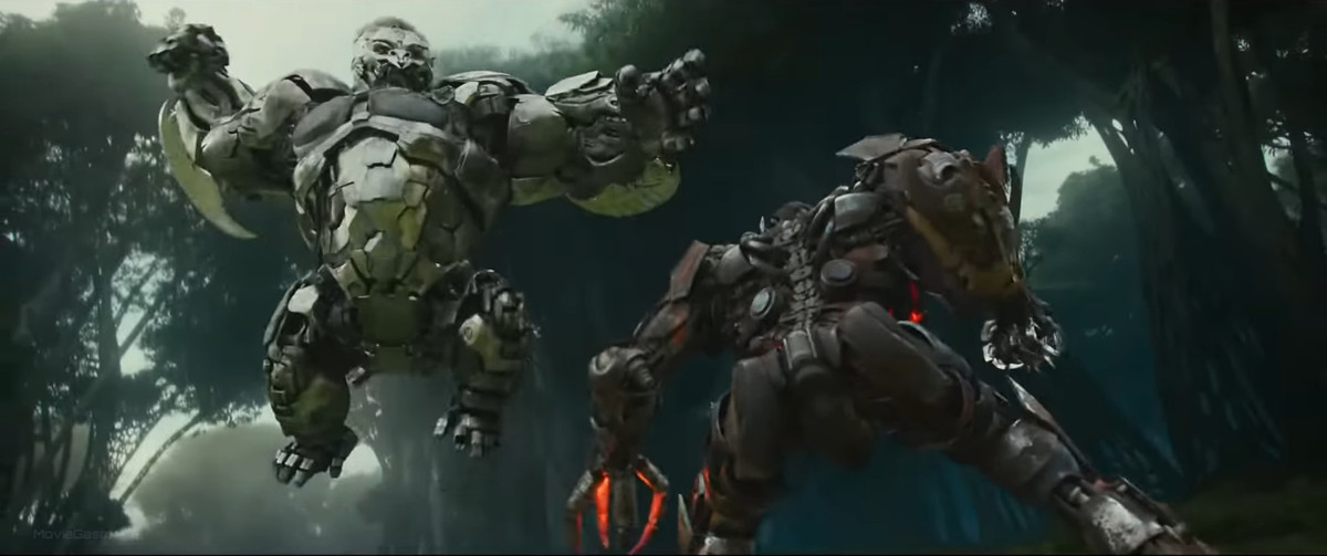 Il robot Maximal a forma di gorilla Uplinq salta in aria per attaccare il robot più umanoide Scourge in Transformers: Rise of the Beasts
