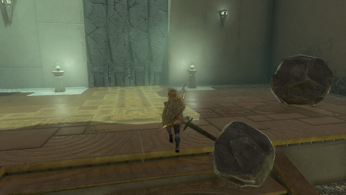 Un'immagine di Link che corre in un santuario in The Legend of Zelda: Tears of the Kingdom.  Tiene in mano una Claymore con una roccia fusa ad essa. 