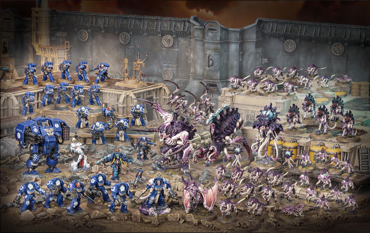 Il cofanetto completo di Warhammer 40,000: Leviathan include 72 miniature, qui esposte su un terreno di plastica che non viene fornito con il set.  Gli Space Marine sono blu e i Tirannidi sono viola e rosa.  La scena è ambientata lungo una grande merlatura.