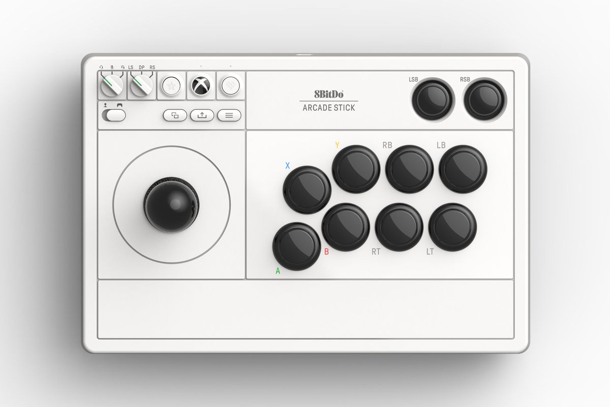 L'8BitDo Arcade Stick bianco per Xbox con pulsanti neri.