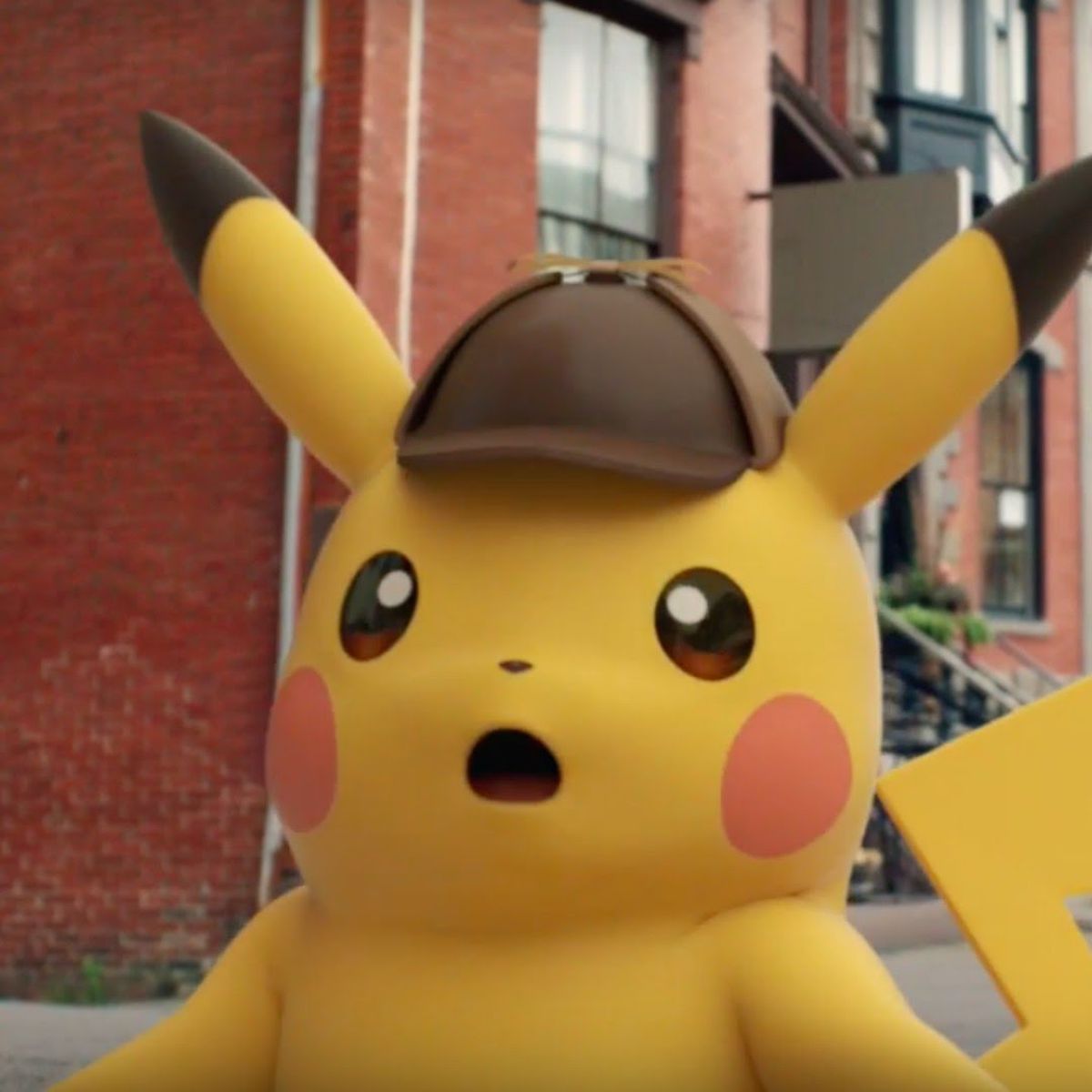 Il detective Pikachu ha un'espressione sorpresa sul volto.